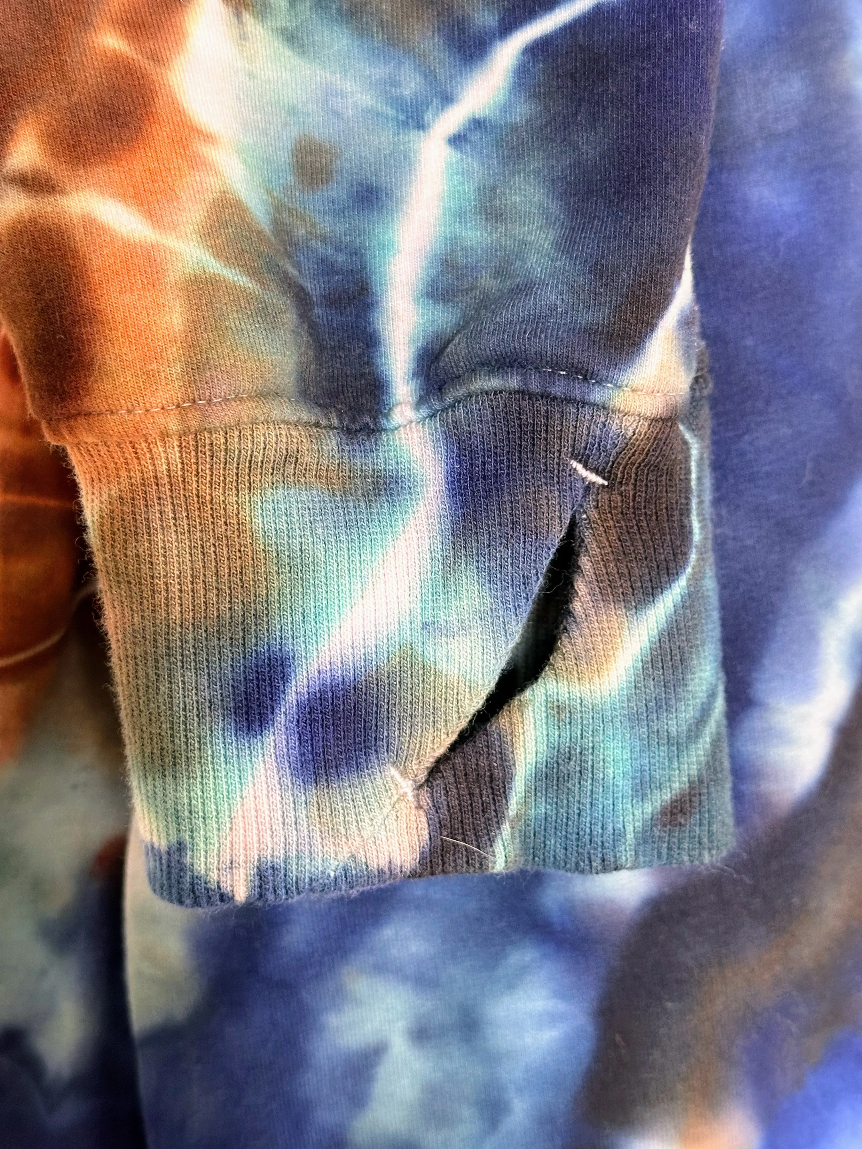 Women’s Medium Geode Pullover with Thumbholes and Pockets in ‘Azurite’