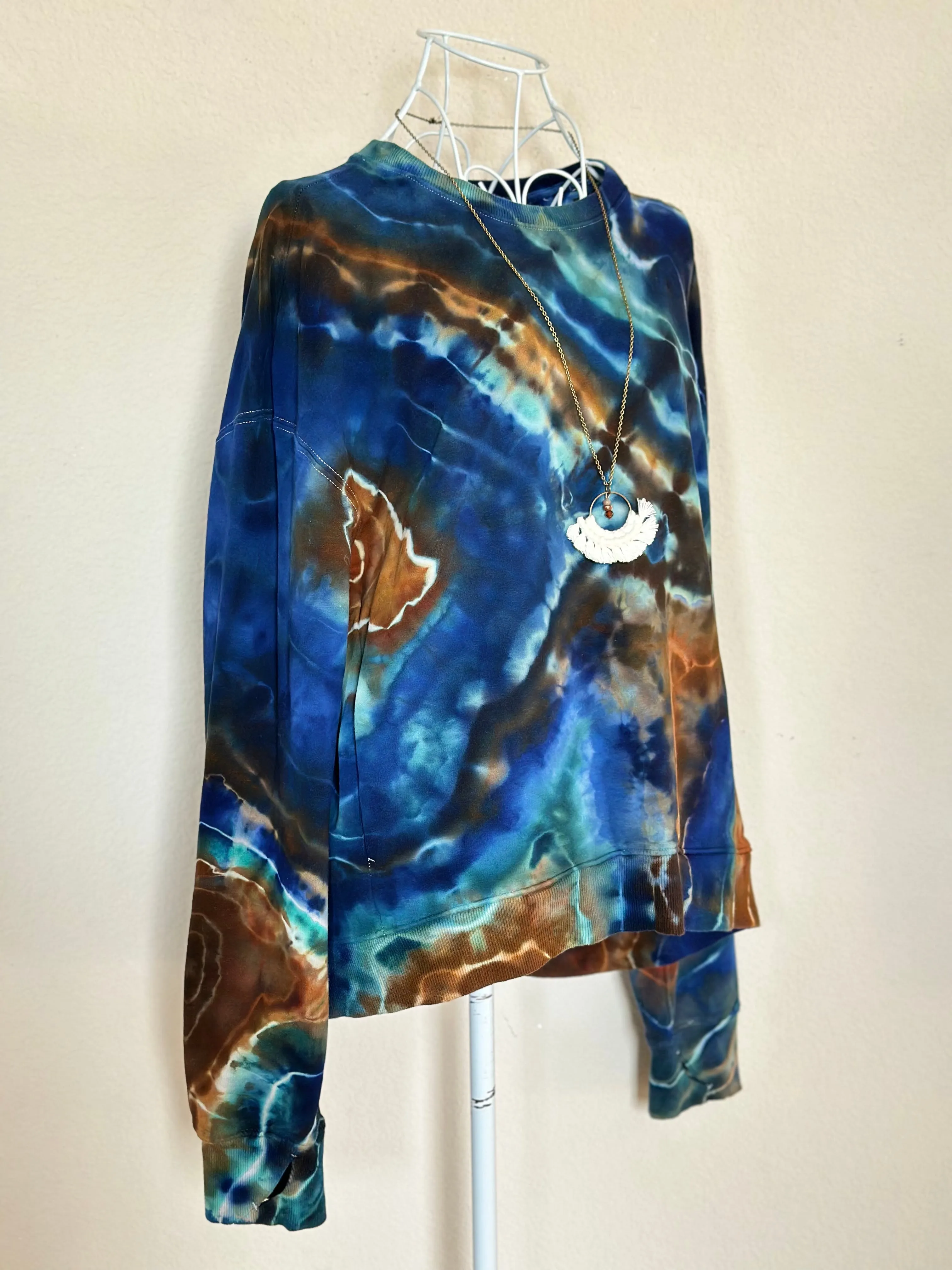 Women’s Medium Geode Pullover with Thumbholes and Pockets in ‘Azurite’