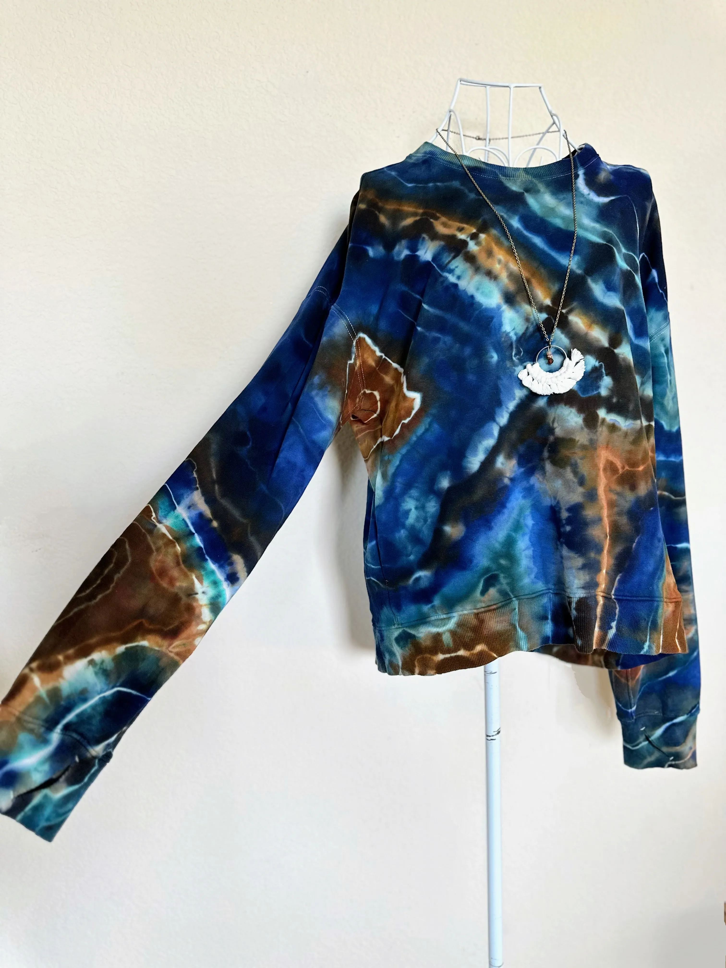 Women’s Medium Geode Pullover with Thumbholes and Pockets in ‘Azurite’