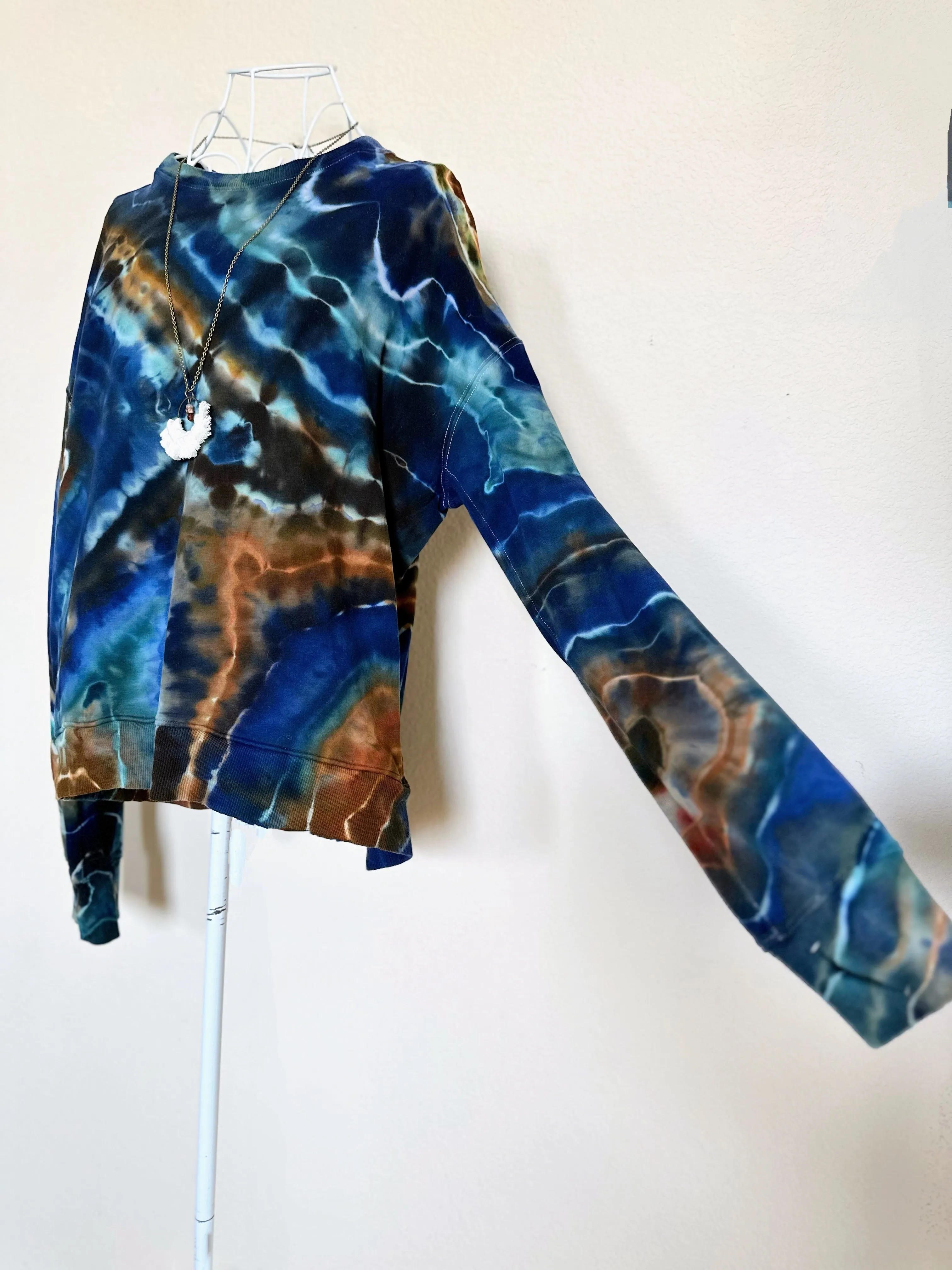 Women’s Medium Geode Pullover with Thumbholes and Pockets in ‘Azurite’