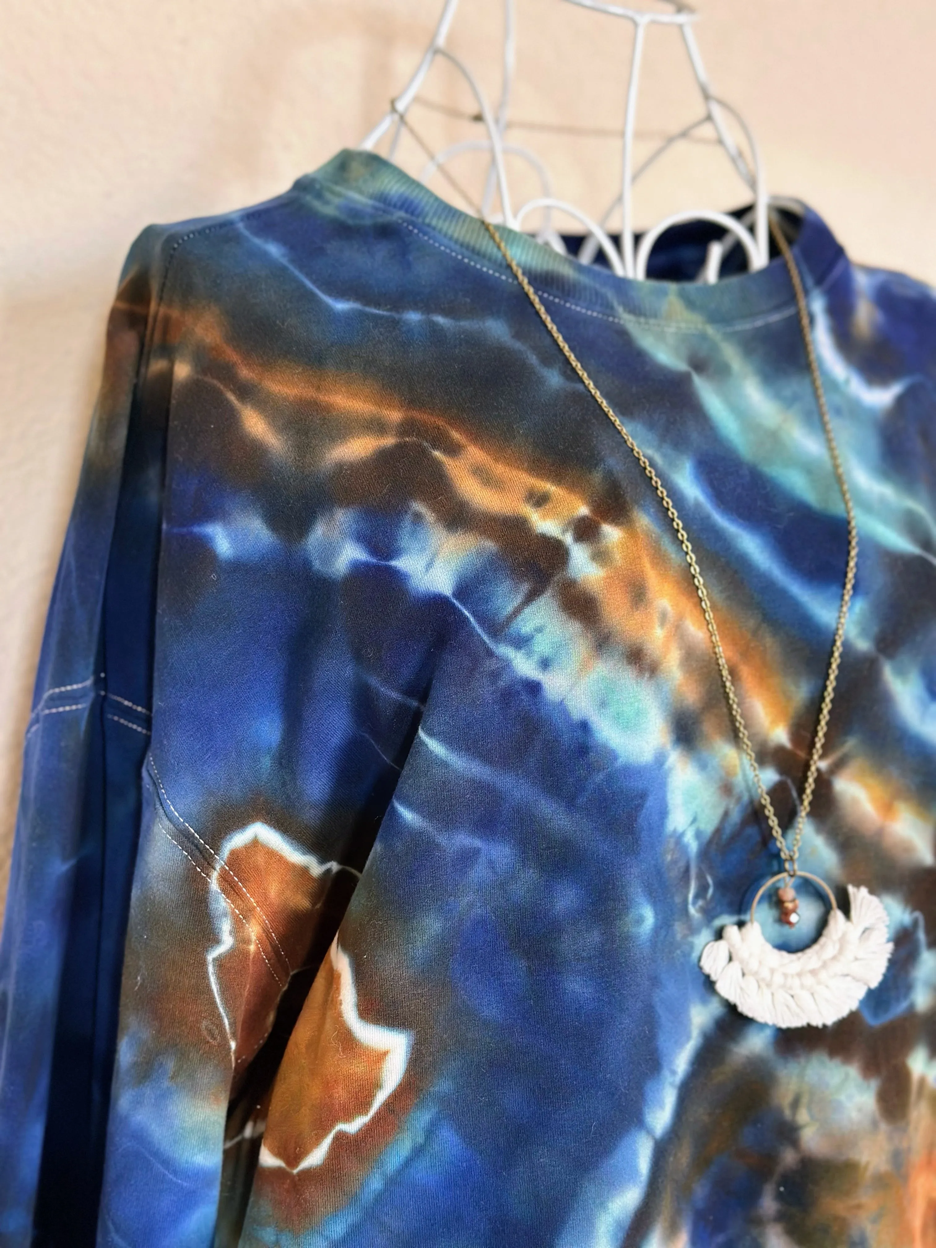 Women’s Medium Geode Pullover with Thumbholes and Pockets in ‘Azurite’