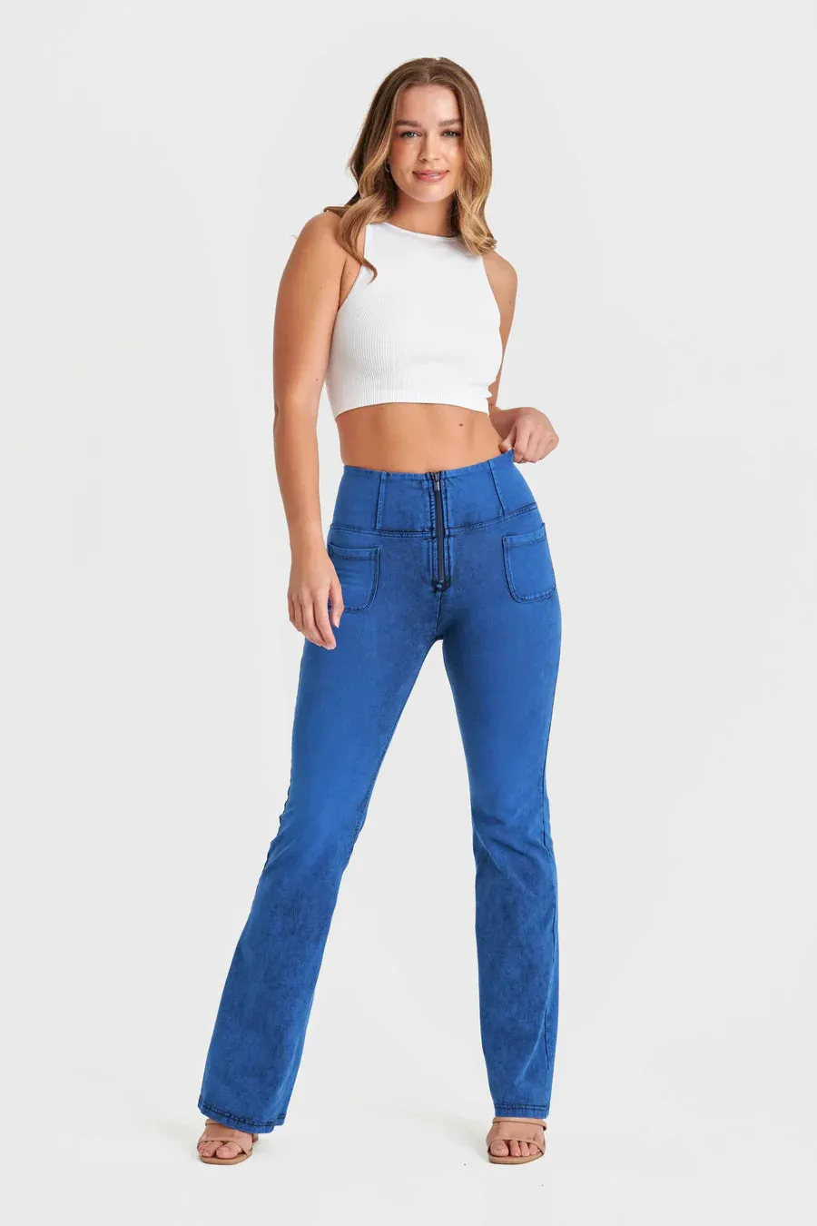 WRUP11HF209-J101B Helder Blauwe WR.UP® Flared Jeans met een Hoge Taille en Patch Pockets