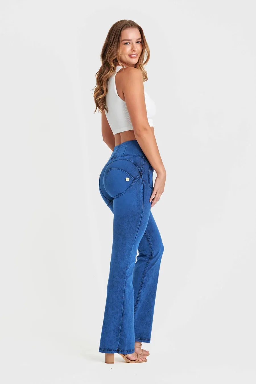 WRUP11HF209-J101B Helder Blauwe WR.UP® Flared Jeans met een Hoge Taille en Patch Pockets